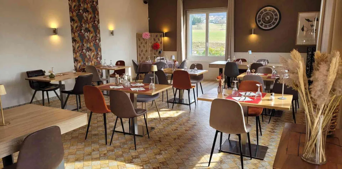 Salle de restaurant lumineuse